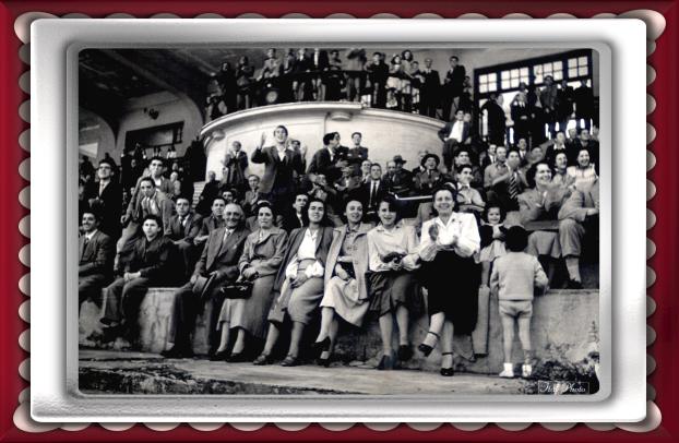 Pubblico al Carlini durante una sua partita  (Le ultime due signore sedute a destra sono 2 Genoane : mia Madre e Nonna)